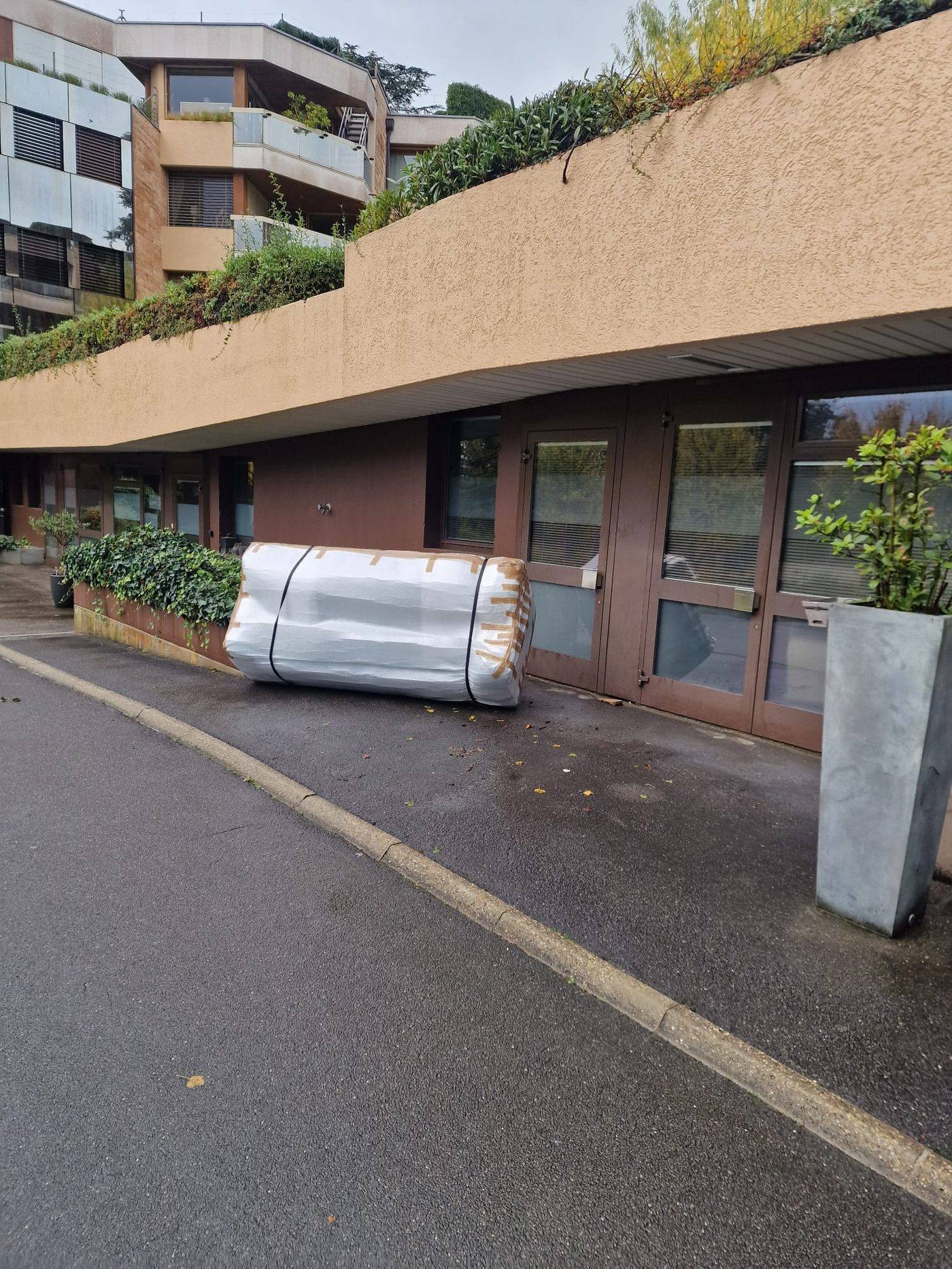 Canapé sorti par l’extérieur : quand la cage d’escalier ne passe pas, on passe par la façade.