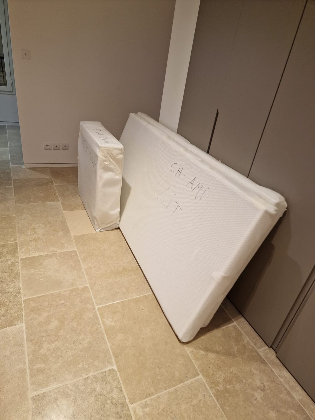 Matelas housssé et étiqueté par chambre